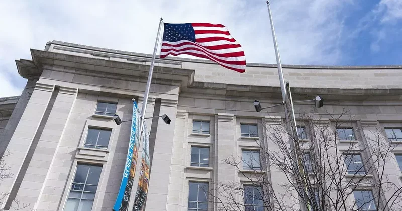 Администрацию США обязали вернуть уволенных сотрудников спецслужб