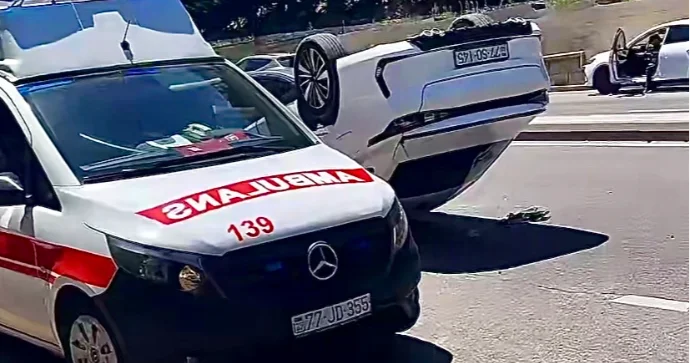 Şəhərin mərkəzində “Changan” aşdı, 3 nəfər xəsarət aldı VİDEO