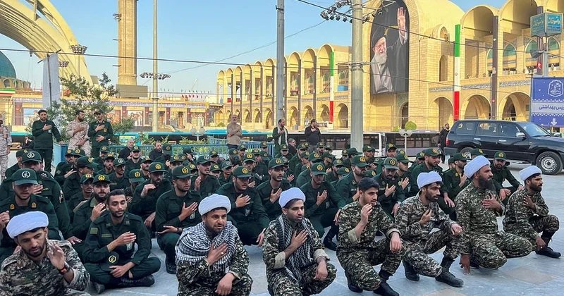 Tehran qara geyindi: İran Əli Xamenei ilə vida mərasimlərinə başlayıb