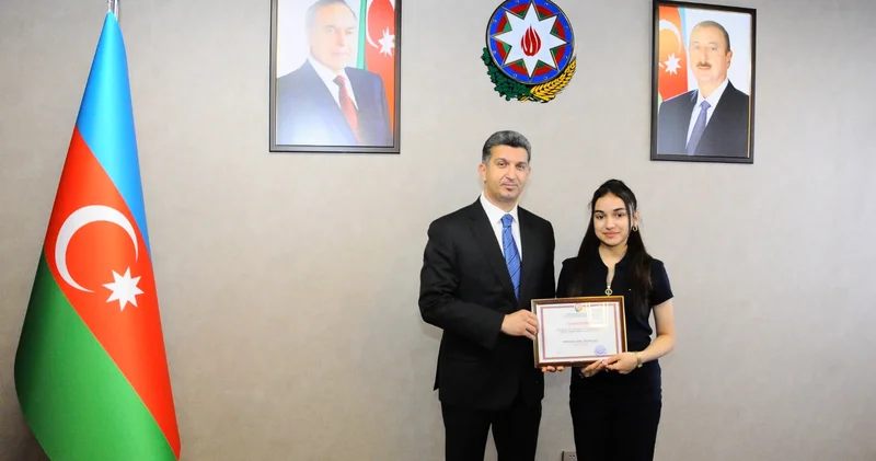 Vüqar Novruzov 655 bal toplayan şəhid övladı ilə görüşdü FOTOLAR