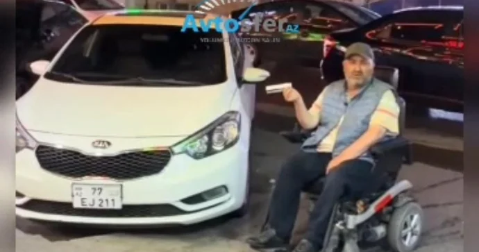 Avtomobili pandusun qarşısında saxladı; əlilə mane oldu VİDEO