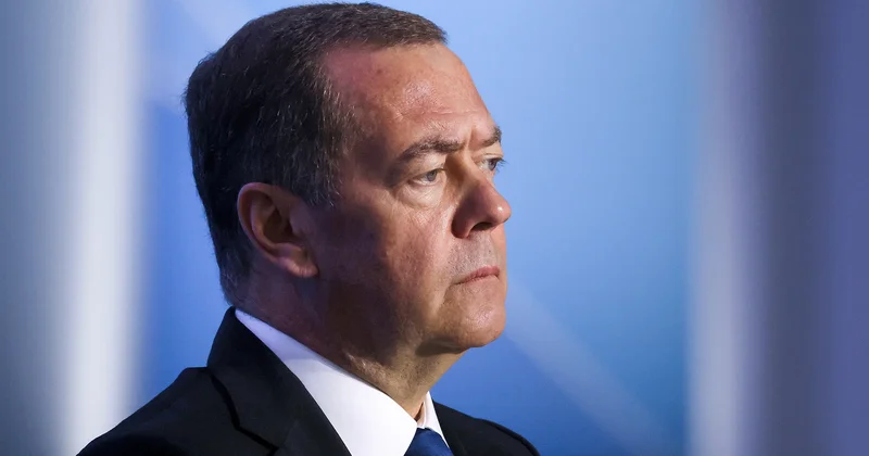 Medvedev Xameneyinin dəfn mərasimində Rusiyanı təmsil edir