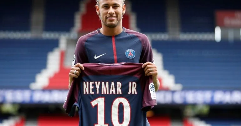 8 il öncə bu gün Neymar futbol tarixinin ən bahalı transferinə imza atdı