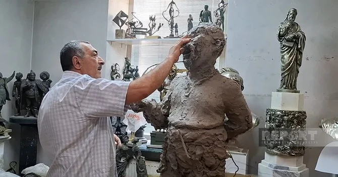 Ukraynanın Xarkov şəhərində atəş altında azərbaycanlı heykəltaraş ata oğul