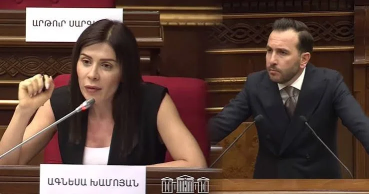 Deputatın arvadının maaşı manşetləri gəzir