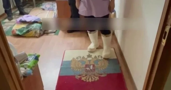 Xətalı xalça özbək qadın gerbi təhqir etməkdə ittiham olunur