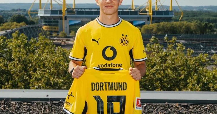 Borussiya 18 yaşlı yarımmüdafiəçi transfer etdi