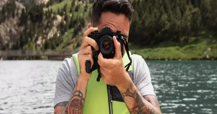 Turistə şəkil çəkdirməyə kömək etdi: çoxdan itkin düşən qohumunu tapdı İnanılmaz HEKAYƏ