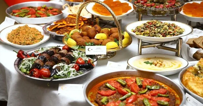 Türkiyədə turistlər ən çox yemək və içkiyə pul xərcləyib 6 ayda 6 milyard dollar