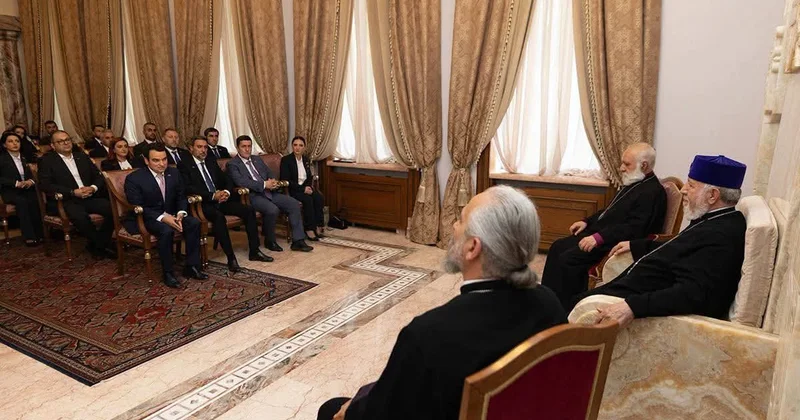İqtidar deputatları II Qaregini saymadılar, müxalif deputalar onun ayağına getdilər