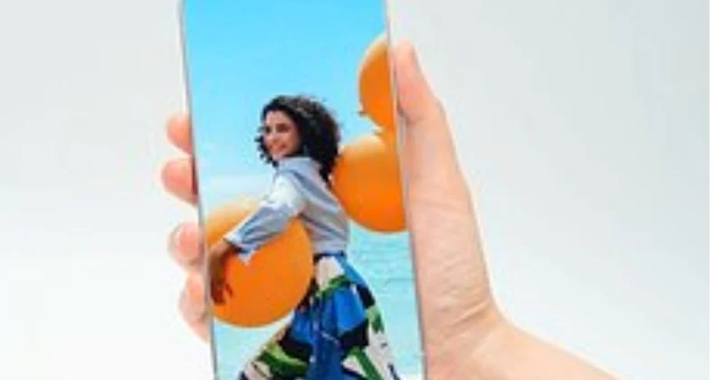 iPhone 17 Pro ya rəqib gəlir? Dünyanın ilk tam çərçivəsiz smartfonu nümayiş etdirildi