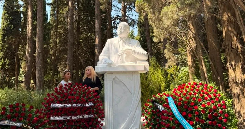 Xalq yazıçısı Elçinin vəfatının ildönümü belə qeyd olundu FOTOLAR