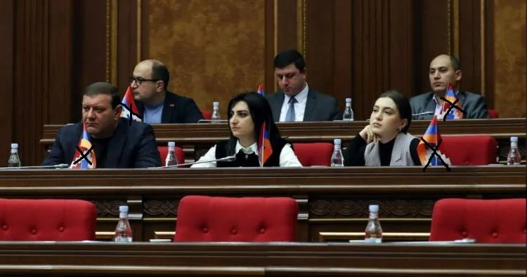 Köçəryanın lideri olduğu blokdan olan deputatlar parlament iclasında iştirak etmədi... Karapetyanın bloku isə...