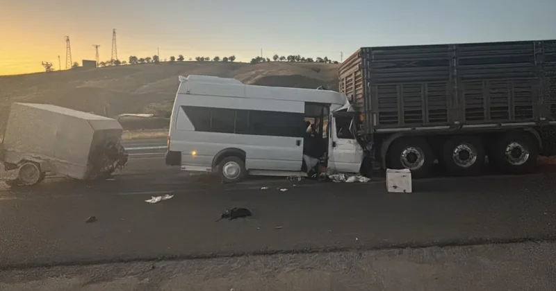 Mikroavtobus qəzaya düşdü 20 yə yaxın yaralı var