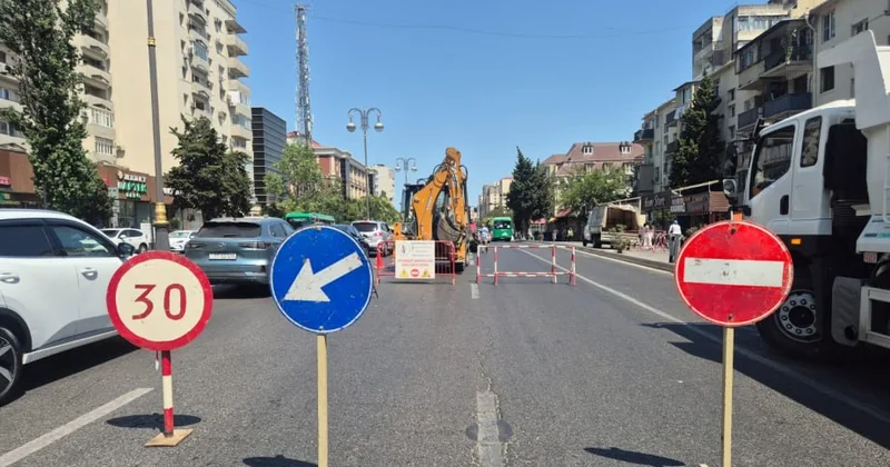 Bakının bu küçəsində magistral istilik xətləri təmir edilir