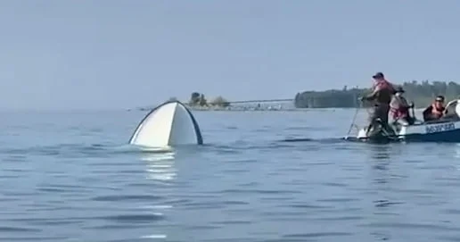 Baykal gölündə turistləri daşıyan kater aşdı VİDEO