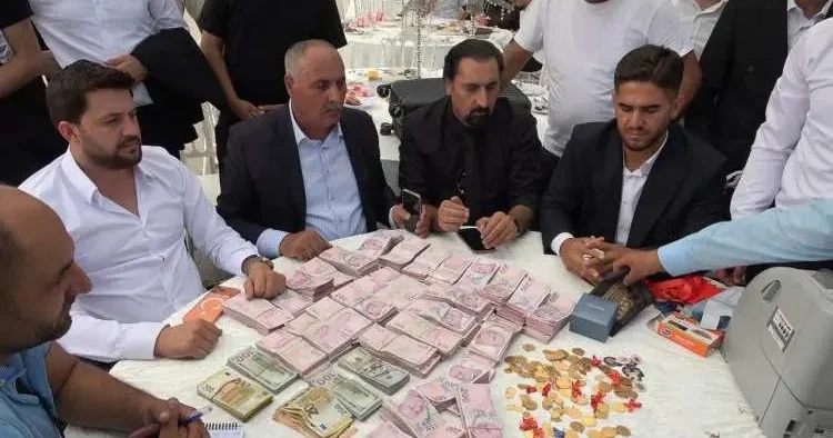 Toyda pul sayan maşın quruldu, milyonlarla pul, kilolarla qızıl və… Fotolar