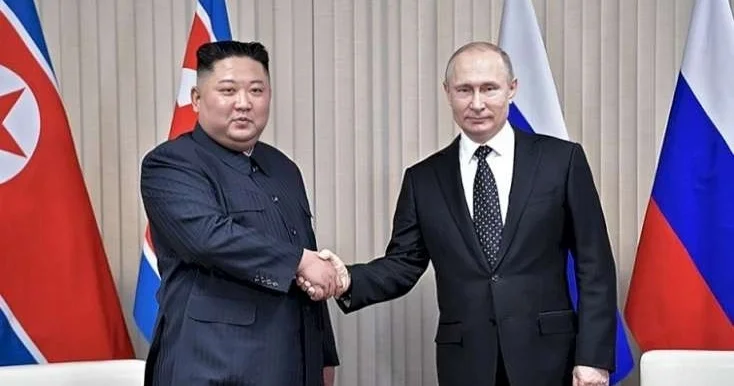 Saniyələr içində hər yeri təmizlədilər Putin Kim görüşündə qeyri adi anlar VİDEO