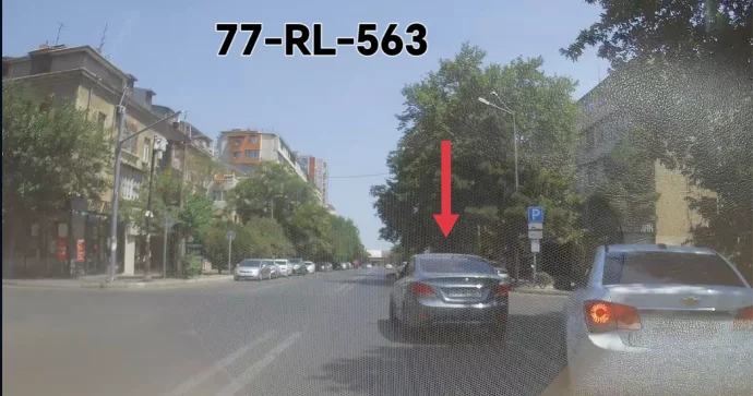 Sürücü yolun ortasında qərarsız qaldı: Gah sola döndü, gah sağa VİDEO