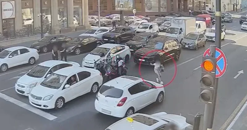 Piyada keçidinin bir neçə metrliyində yolu qaçaraq keçdi, maşın vurdu VİDEO