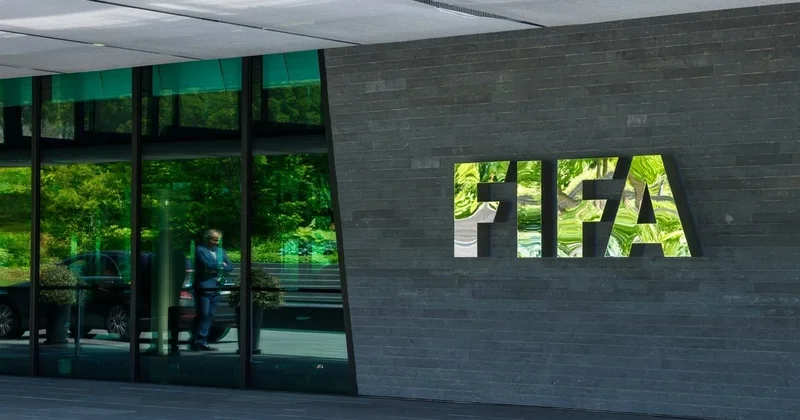 FIFA azarkeşlərin irqçi davranışına görə altı federasiyanı cəzalandırıb
