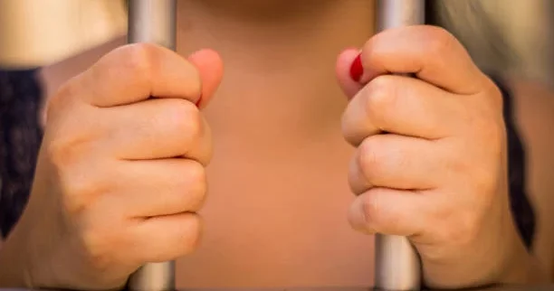 На почве ревности: женщина осуждена за нападение на мужа в Баку