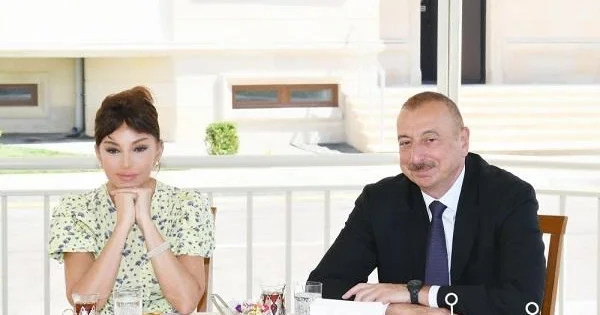 Prezidentlər və xanımları ziyafətdə...