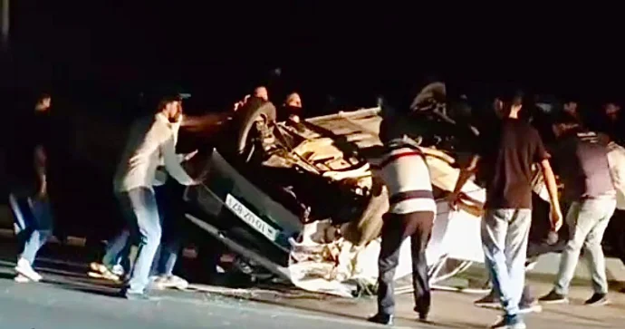 Ağcabədidə qəza: “Niva”ya çırpılan “VAZ” aşdı, vətəndaşlar köməyə gəldi VİDEO