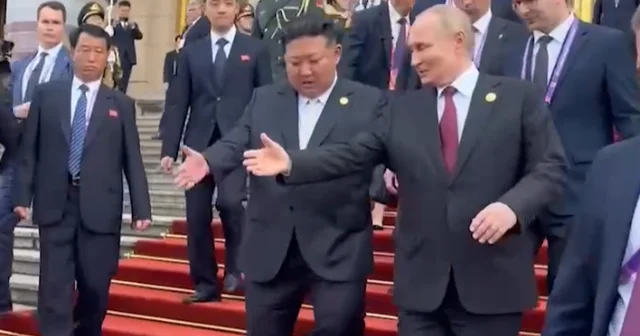 Kim Çen Inı maşınına dəvət etdi VİDEO