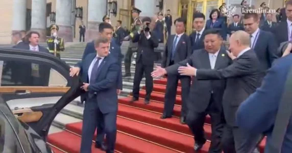 Putinlə Kim Çen In arasındakı səmimiyyət: Eyni maşında getdilər...