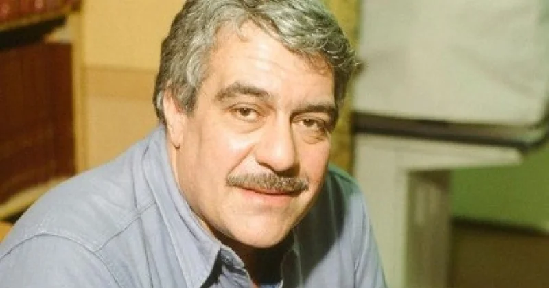 İki tərəfdən düymələnən münasib kostyum Sergey Dovlatovun hekayəsi