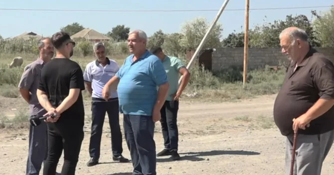 Qaraqaşlı kəndinin sakinləri: Qazsız evlərdə qalmışıq