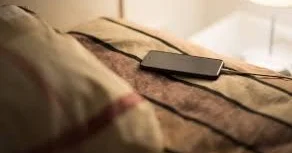 Yastığının altına telefon qoyanları nə gözləyir?