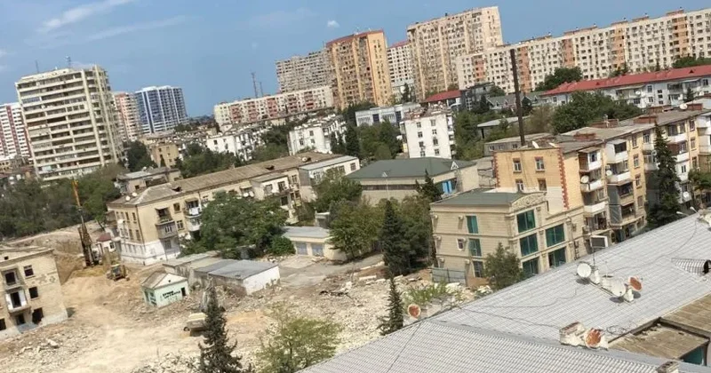 “Qarayev Residence” yaşayış binalarını məhkəmə qərarı olmadan söküb?