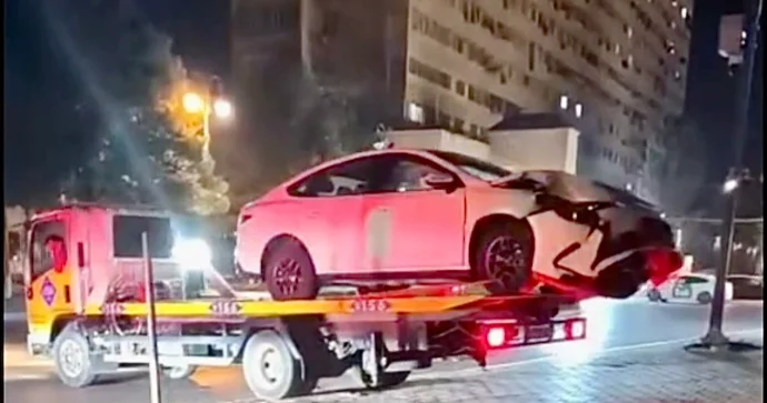 Sumqayıtda nişana məhəl qoymayan sürücü parka girib qəza törətdi VİDEO