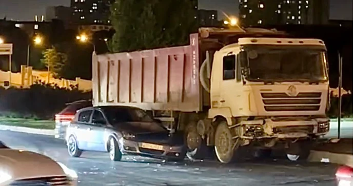 Prospektdə “Opel” və “Shacman” toqquşdu, yolda sıxlıq yarandı VİDEO