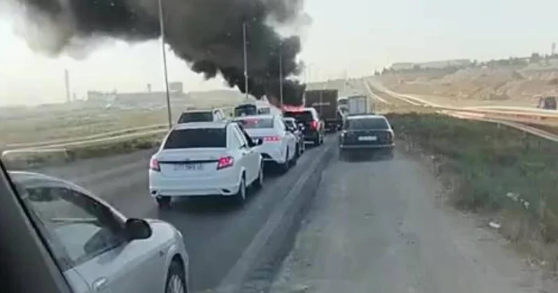 В Баку на дороге сгорел Mercedes ВИДЕО
