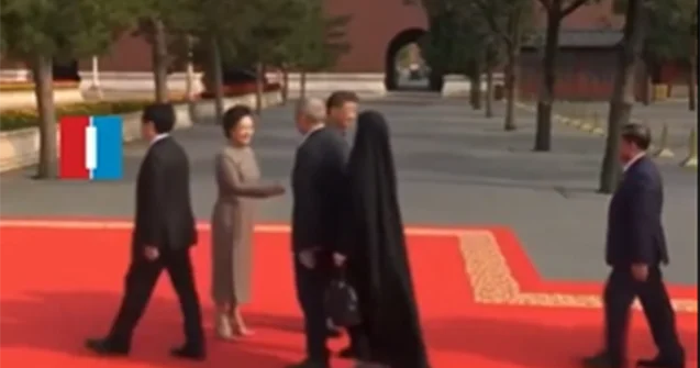 Pezeşkian Çin Sədrinin xanımı ilə belə salamlaşdı Video