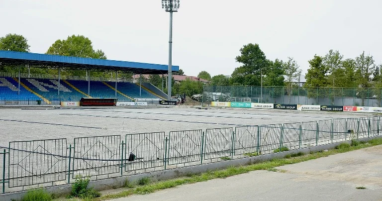 В Товузе обновляют газон