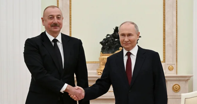 Əliyev və Putin bir birinin əlini sıxıblar VİDEO