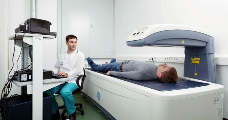 Sümüklərinizi səssiz təhlükədən qoruyun! Densitometriya müayinəsi ilə osteoporozu vaxtında aşkarlayın