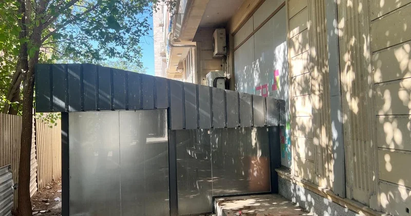 Bakının mərkəzində “dərəbəylik”, birinin pəncərəsi bağlanır, digərinin yolu kəsilir