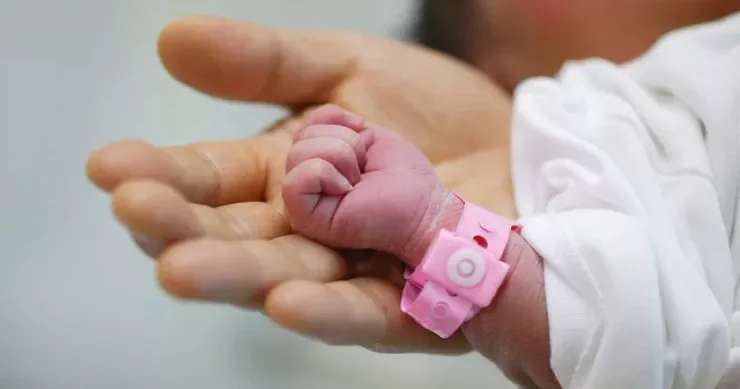 Yeni doğulan qızı 15 bıçaq zərbəsi ilə öldürdülər Bir ailə HAKİM QARŞISINDA