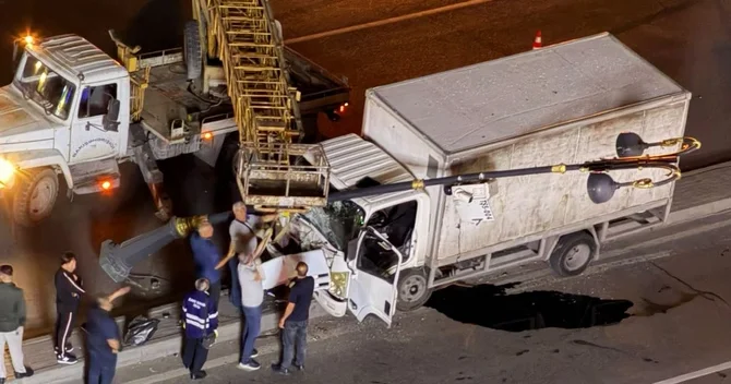 Bakıda yük maşını işıq dirəyinə çırpılıb