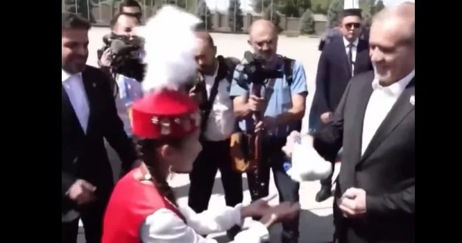 Pezeşkiandan qeyri adi jest: Uşaqlara 200 avroluq “şirinlik” VİDEO