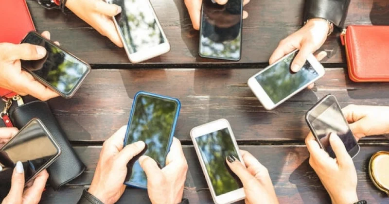Süni intellektə yatırımlar ucuz smartfon dövrünü sona çatdırır