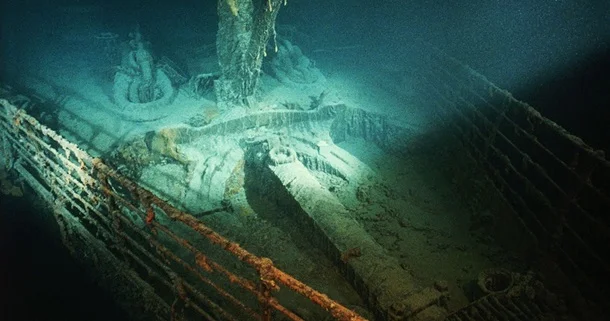 Titanikin qalıqları yavaş yavaş dağılaraq Atlantik okeanının dərinliklərində yox olur
