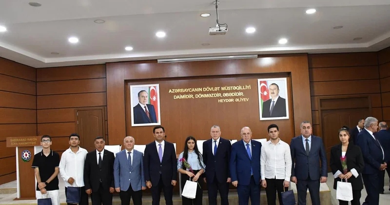 Deputat yüksək bal toplayan sabirabadlı tələbələrlə görüşdü GÖRÜNTÜ