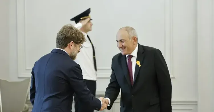 Paşinyan Fransa səfiri ilə vida görüşü keçirdi