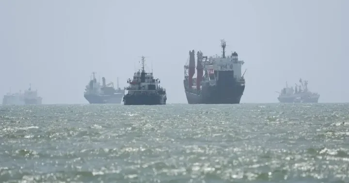 CNN: ABŞ, Hormuz boğazından 40 gəmi ilə neft daşınmasını təmin edib